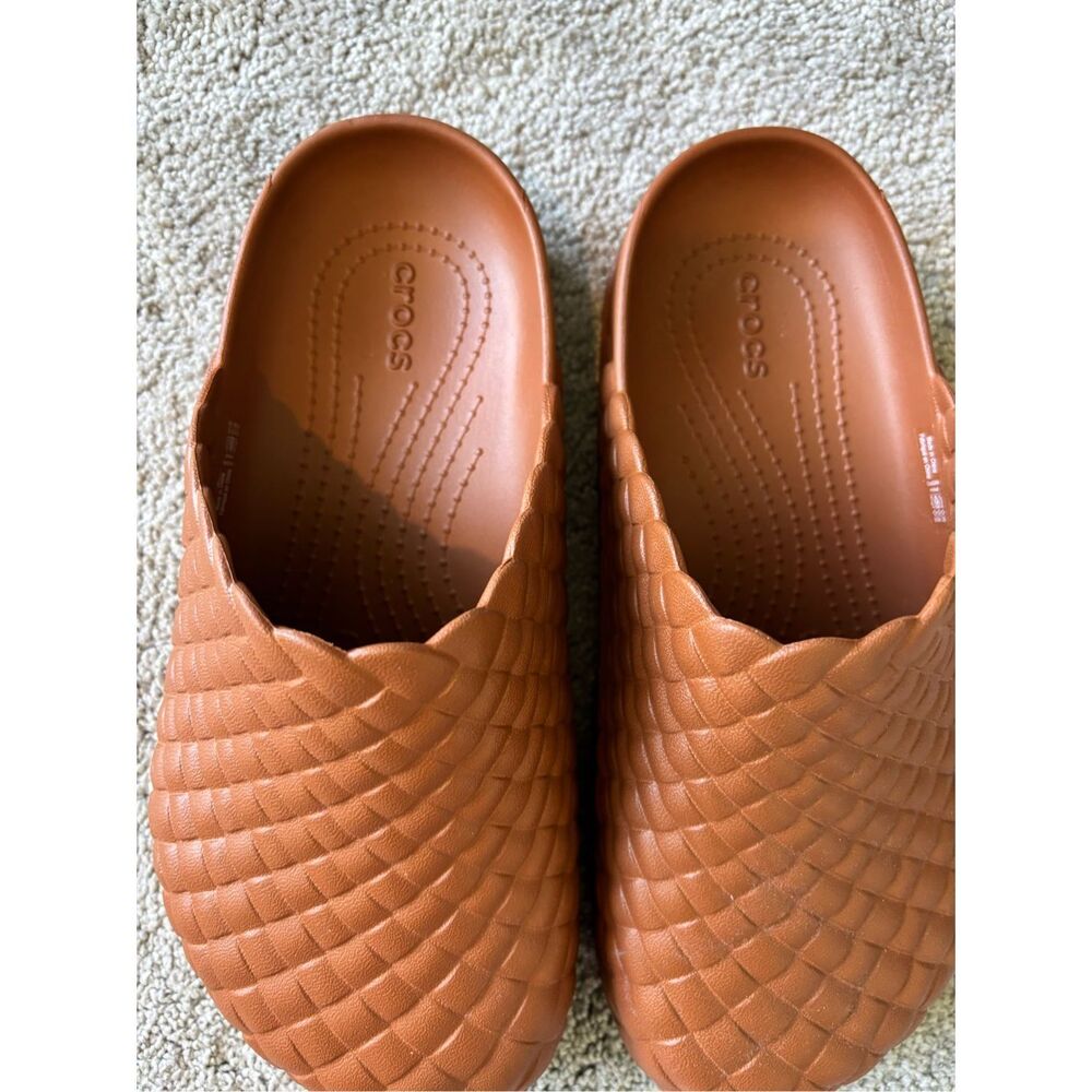 NEW  women’s Crocs Dylan Woven Clog Slipper lounge shoe slip on, W6 $68 - Picture 3 of 7